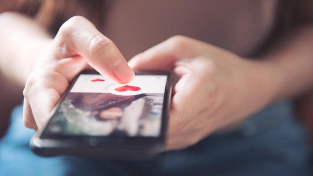 El impacto de la tecnología móvil en nuestras relaciones interpersonales: cómo la tecnología está cambiando la forma en que nos conectamos